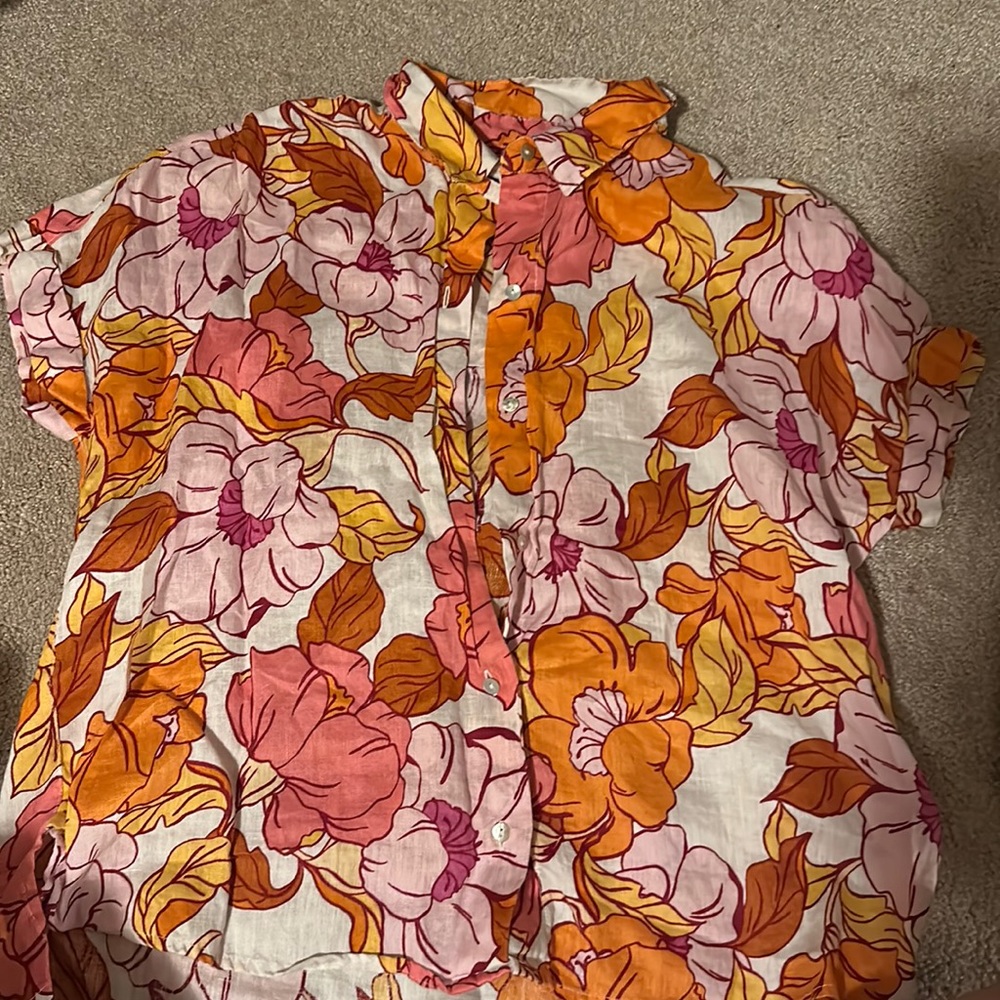 - Rachel Roy short sleeve button down - SIZE MEDIUM -